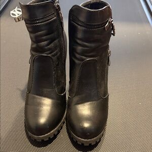 Elegant Black Ankle Boots with Zipper Detail